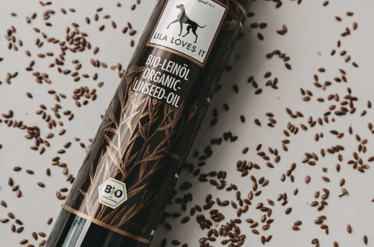 Bio-Leinöl für Hunde auf einen Tisch mit Leinsamen