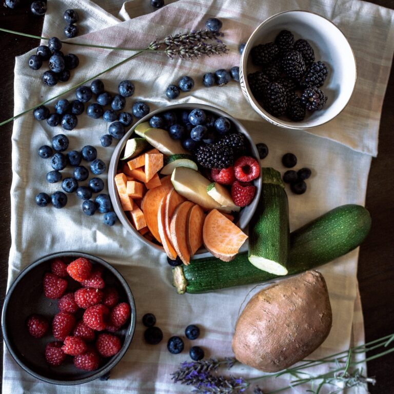 Ausgebreitete Zutaten eines Nassfutters für Hunde bestehend aus Gemüse auf einem Küchentuch mit Blaubeeren, Himbeeren, Brombeeren, Süßkartoffel & Zucchini dekoriert | LILA LOVES IT "Veggie Nassfutter für Hunde"