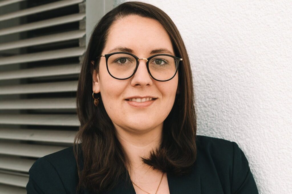 Elegantes Portrait von Frau Dr. Stefanie Mallmann vor einer weißen Wand