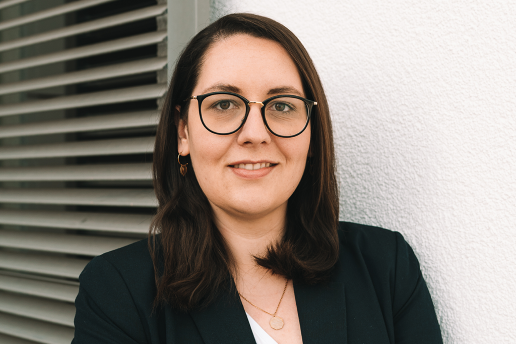 Elegantes Portrait von Frau Dr. Stefanie Mallmann vor einer weißen Wand
