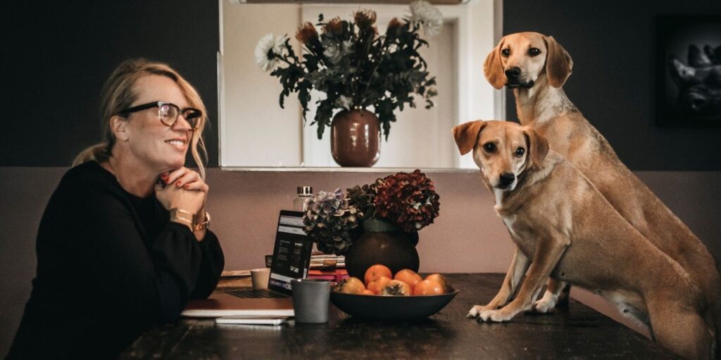 Stefanie Diem und zwei Ihrer drei Hunde Penny und Ella