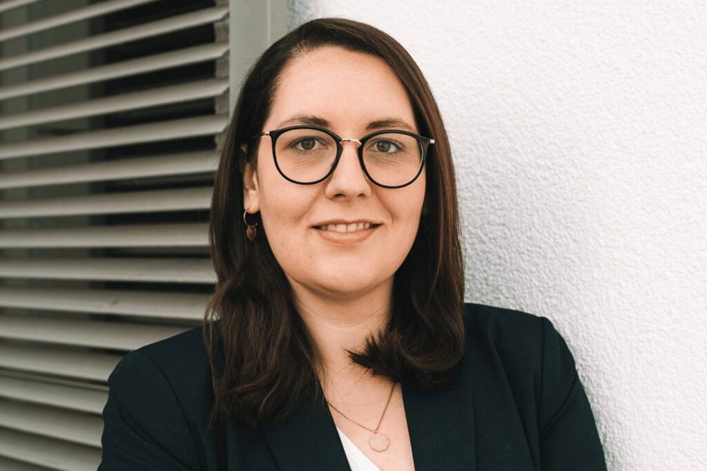 Elegantes Portrait von Frau Dr. Stefanie Mallmann vor einer weißen Wand