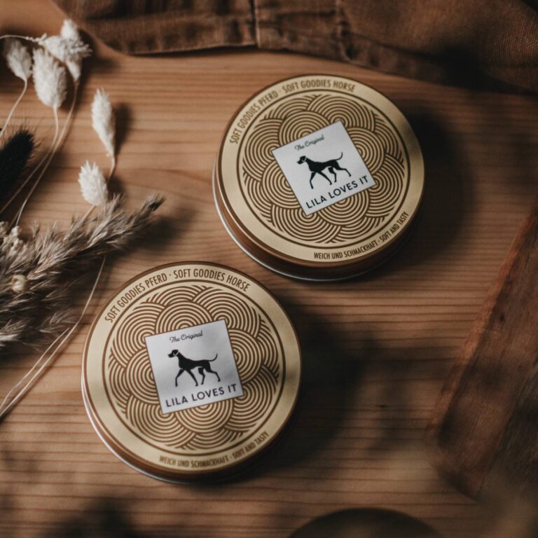 Lila loves ist Soft Goodies Pferd Dosen auf einem Holzbrett dekoriert mit trockenem Gras