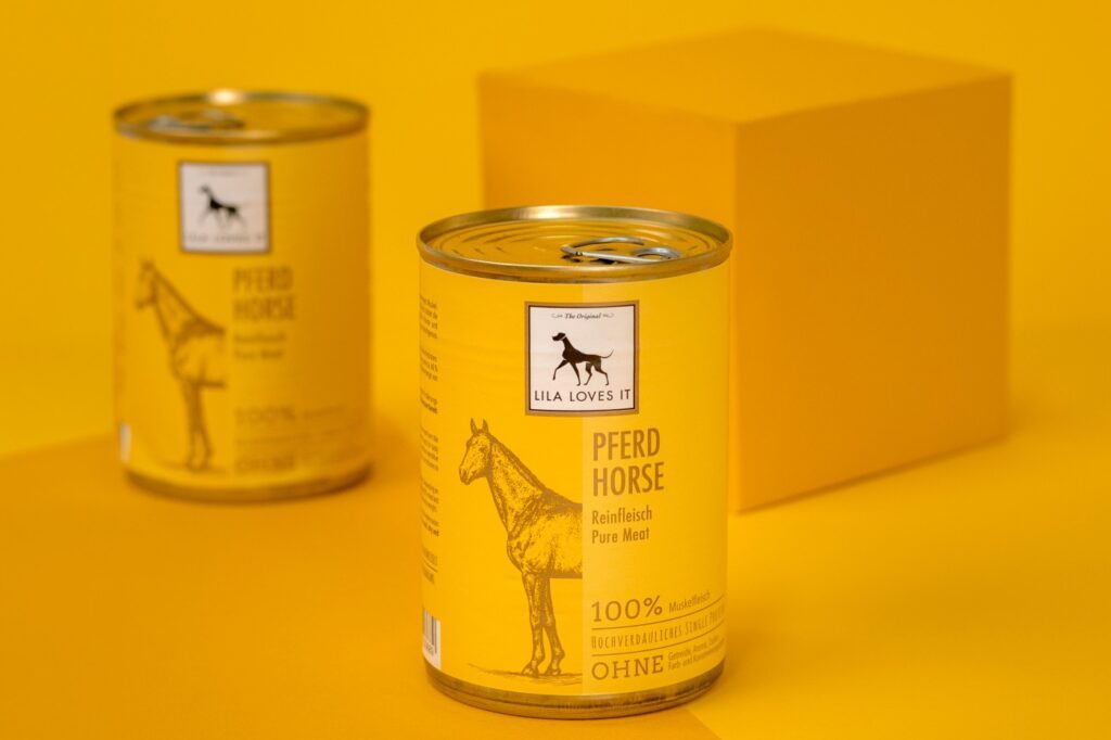 Lila loves it Yellow Line: Nassfutter 100% Reinfleisch Pferd in Dose vor einem gelben Hintergrund