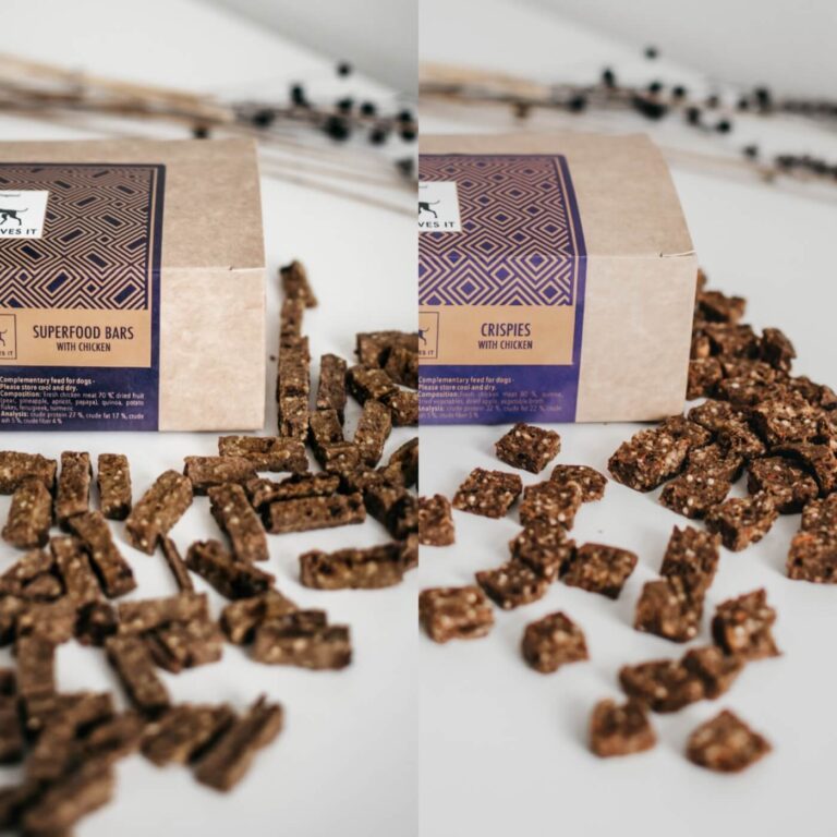 Lila loves it Crispies mit Huhn und Superfood Riegel, Leckerlies liegen verstreut vor der Packung
