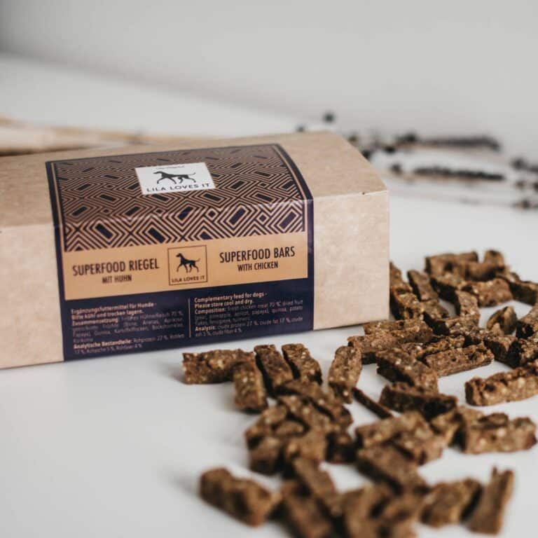 Lila loves it Superfood Riegel liegen verstreut vor der Packung