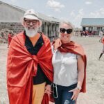 Lila loves it soziale Verantwortung in Afrika. Gründerin und CEO Steffi mit CEO René Leibold. Beide tragen einen roten Umhang.