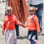 Lila loves it soziale Verantwortung in Afrika. Zwei Kinder nehmen sich an die Hand.