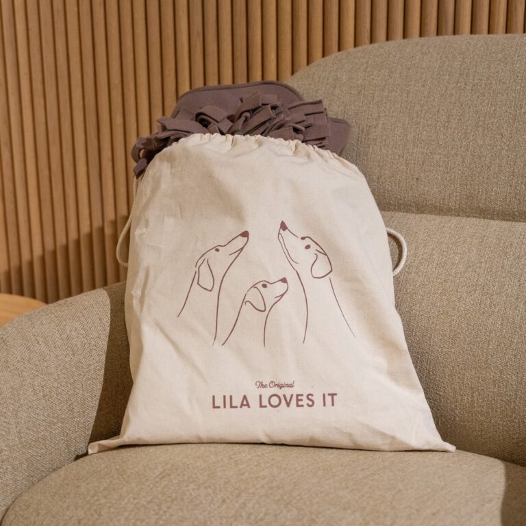 Lila loves it Jutebeutel mit Hundeillustration und mit Schnüffelteppich befüllt.