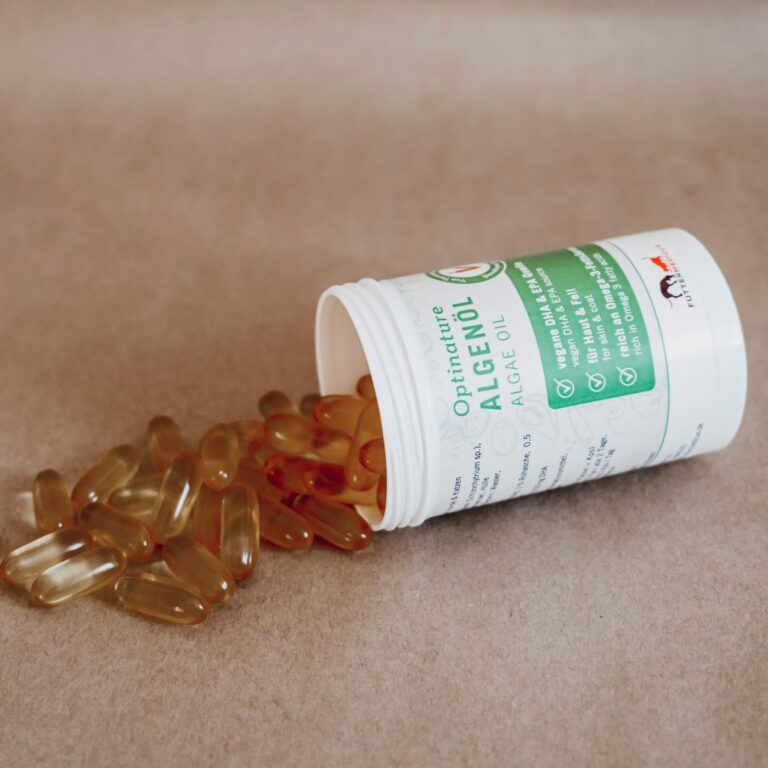 Lila loves it und Futtermedicus Nahrungsergänzungsmittel: Algenöl Kapseln fallen aus umgefallenen Produktdose