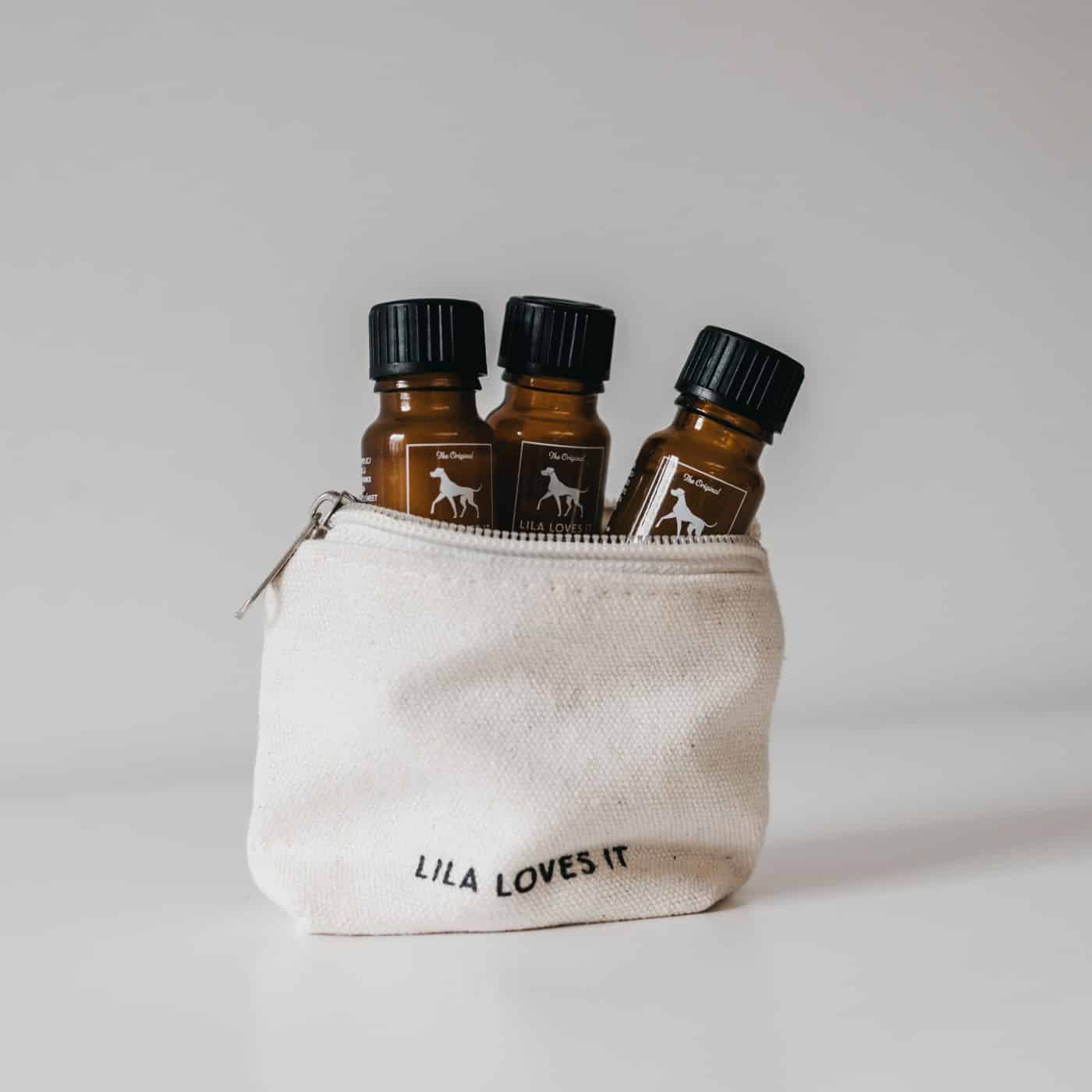 Lila loves it Pröbchenset: ein kleiner Jutebeutel mit Lila loves it Aufschrift und drei kleine Probierfläschchen die aus dem Beautybag herausschauen: Shampoo Shine and Comb, Sensitive Shampoo und Fellkur Silky and Shine