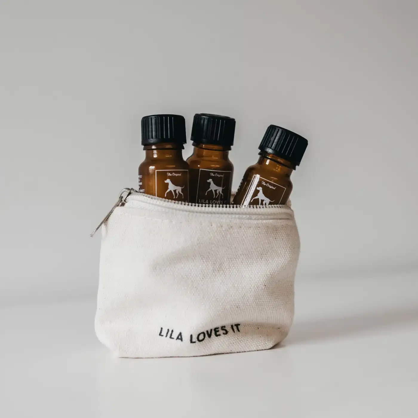 Lila loves it Pröbchenset: ein kleiner Jutebeutel mit Lila loves it Aufschrift und drei kleine Probierfläschchen die aus dem Beautybag herausschauen: Shampoo Shine and Comb, Sensitive Shampoo und Fellkur Silky and Shine
