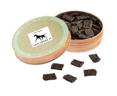 Lila Loves it Soft Bites Lamm: Dose und exemplarische Leckerlies im Vordergrund