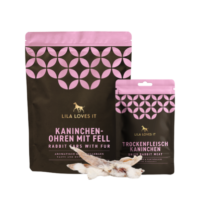 LILA LOVES IT Kaninchen-Kauartikel für Hunde: Kaninchenohren mit Fell und Trockenfleisch Kaninchen in braun-rosa Verpackungen.