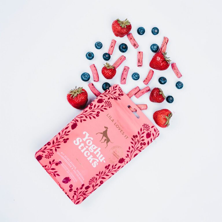 Beutel mit Yoghu-Sticks von LILA LOVES IT und verschiedene Beeren