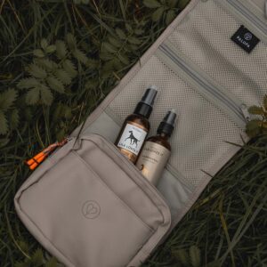 Reisetasche für Hunde mit LILA LOVES IT Pflegeprodukten.