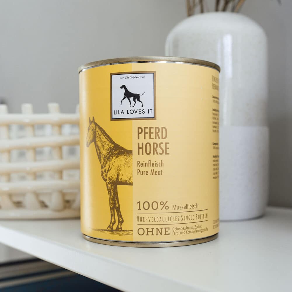 Getreidefreies Hundefutter aus Reinfleisch Pferd ist besonders gut geeignet für Allergiker in 800g Nassfutter Dose auf weißem Hintergrund