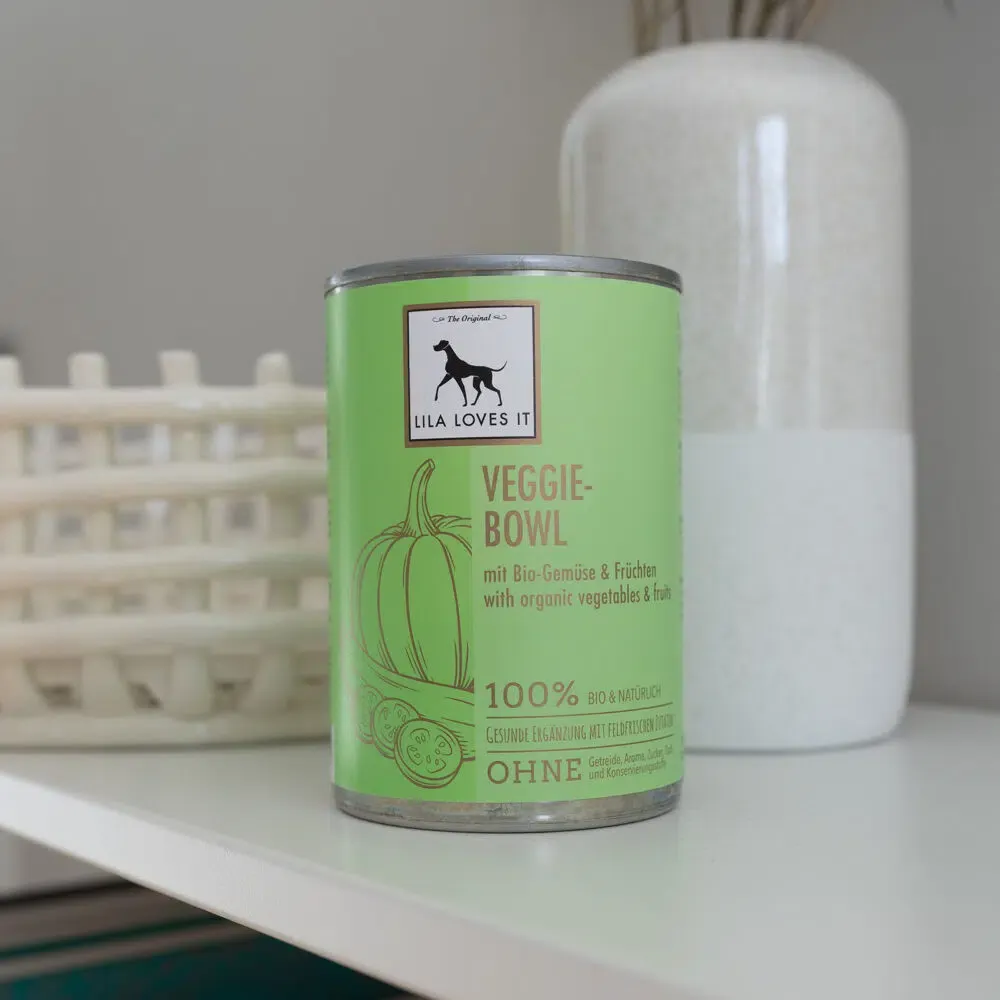Dose Nassfutter für Hunde aus Gemüse auf einem weißen Regalbrett mit dekorativen Elementen | LILA LOVES IT "Nassfutter Veggie-Bowl"