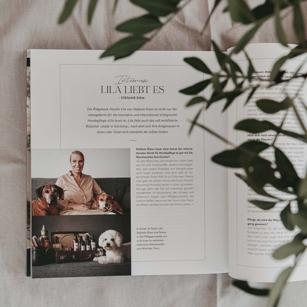Geöffnetes Buch mit dem Kapitel über die Marke LILA LOVES IT