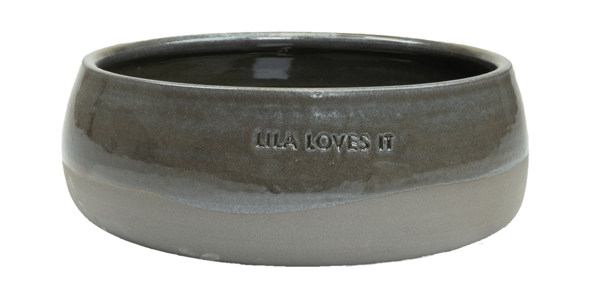 Graue Keramik Schale als Fress-Napf für Hundefutter mit Relief Schriftzug "LILA LOVES IT" | LILA LOVES IT "Keramiknapf Dark Grey M"