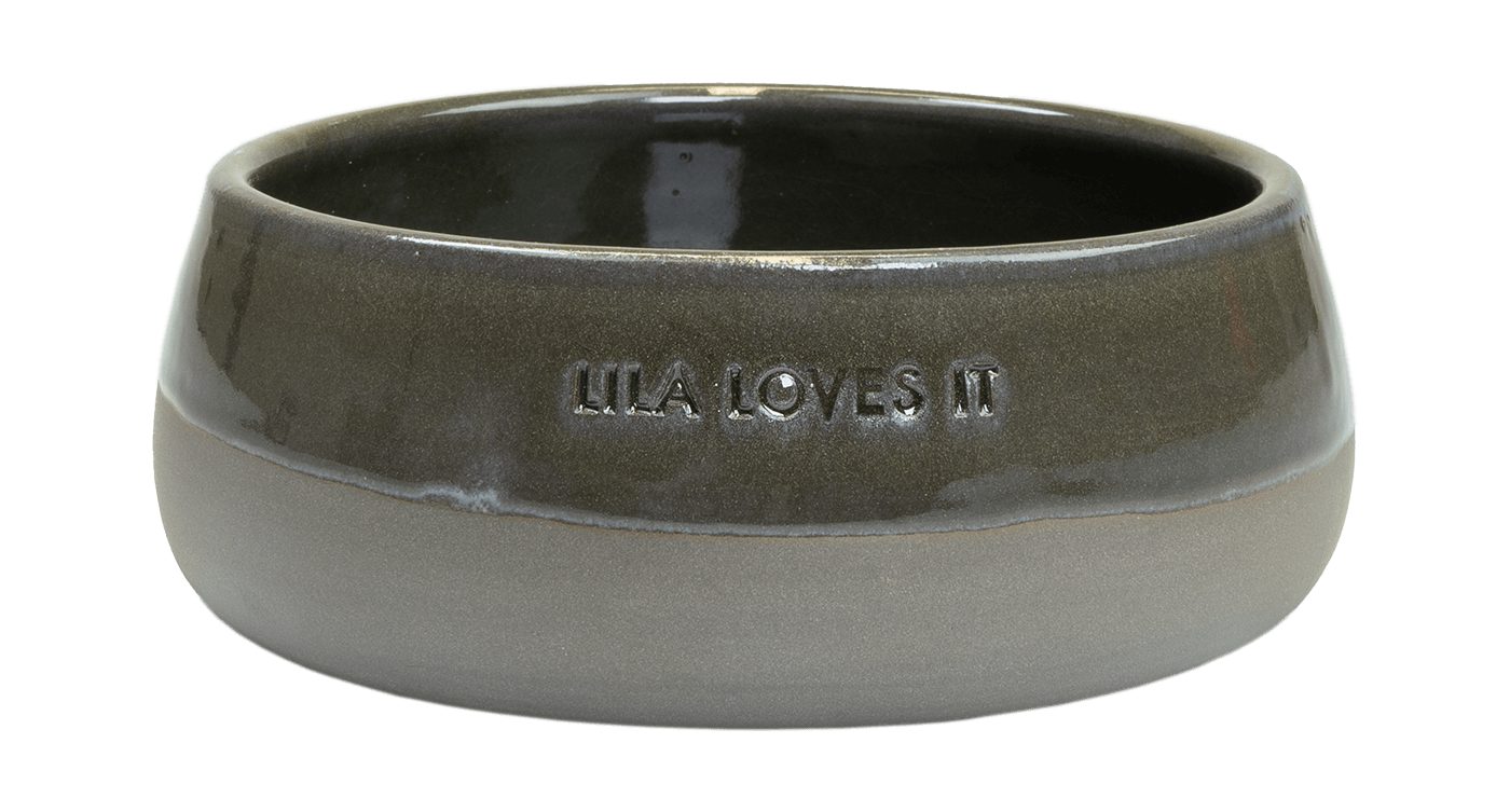 Kleiner graue Keramik Schale als Fress-Napf für Hundefutter mit Relief Schriftzug "LILA LOVES IT" | LILA LOVES IT "Keramiknapf Dark Grey S"
