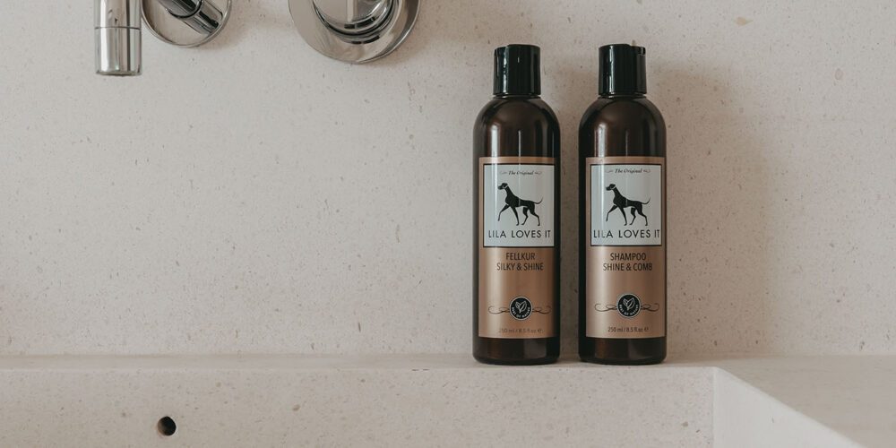 Fellkur und Shampoo für Hunde auf Waschbecken in Badezimmer