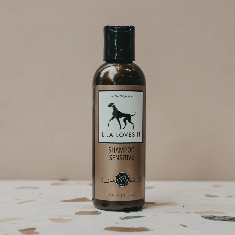 Braune Shampoo Flasche für Hunde auf Marmor-Oberfläche und vor einem beigen Hintergrund