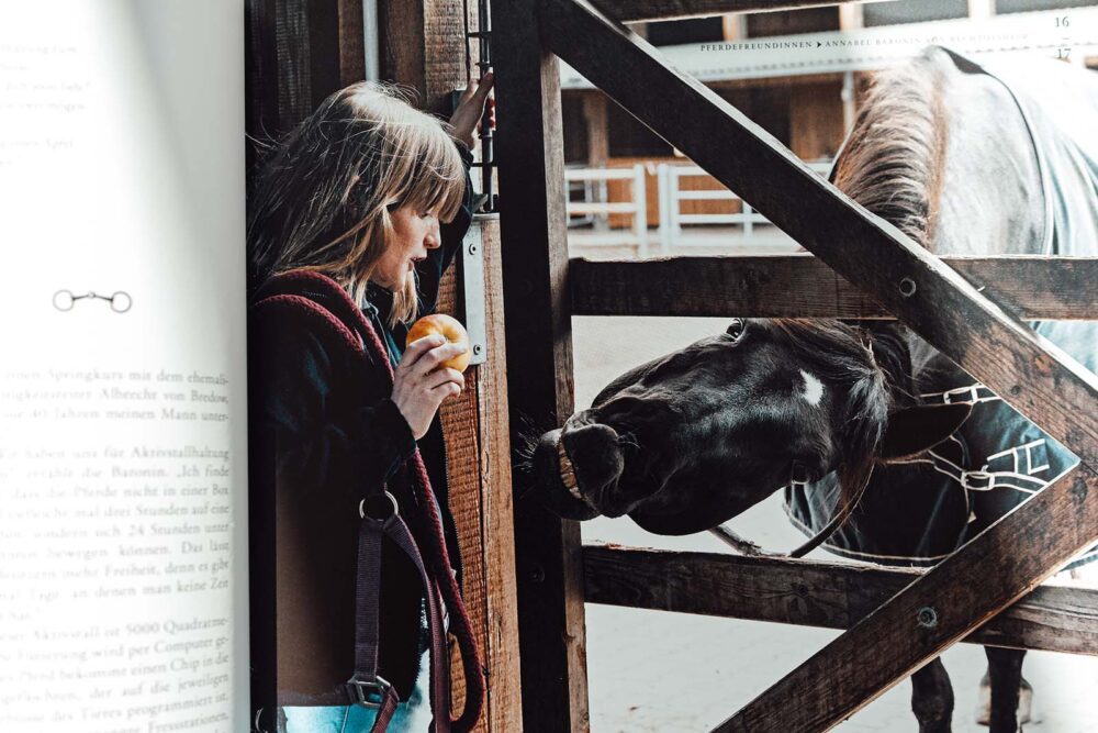 Bild Seite Kind mit Pferd und Apfel vom Glück mit Pferden zu Leben