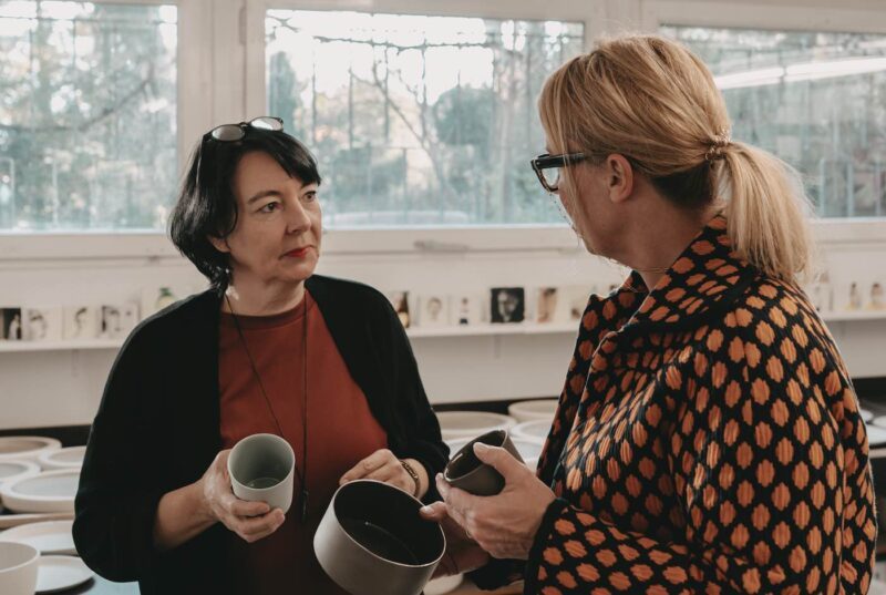 Steffi Diem, CEO von LILA LOVES IT, im Gespräch mit der Porzellannapf-Designerin Patsy
