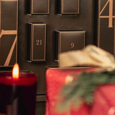 Eleganter gold-brauner Adventskalender mit kunstvollen, weihnachtlichen Zeichnungen rundherum und nummerierten, unterschiedlich großen, rechteckigen Boxen für den Tag | LILA LOVES IT "Adventskalender"