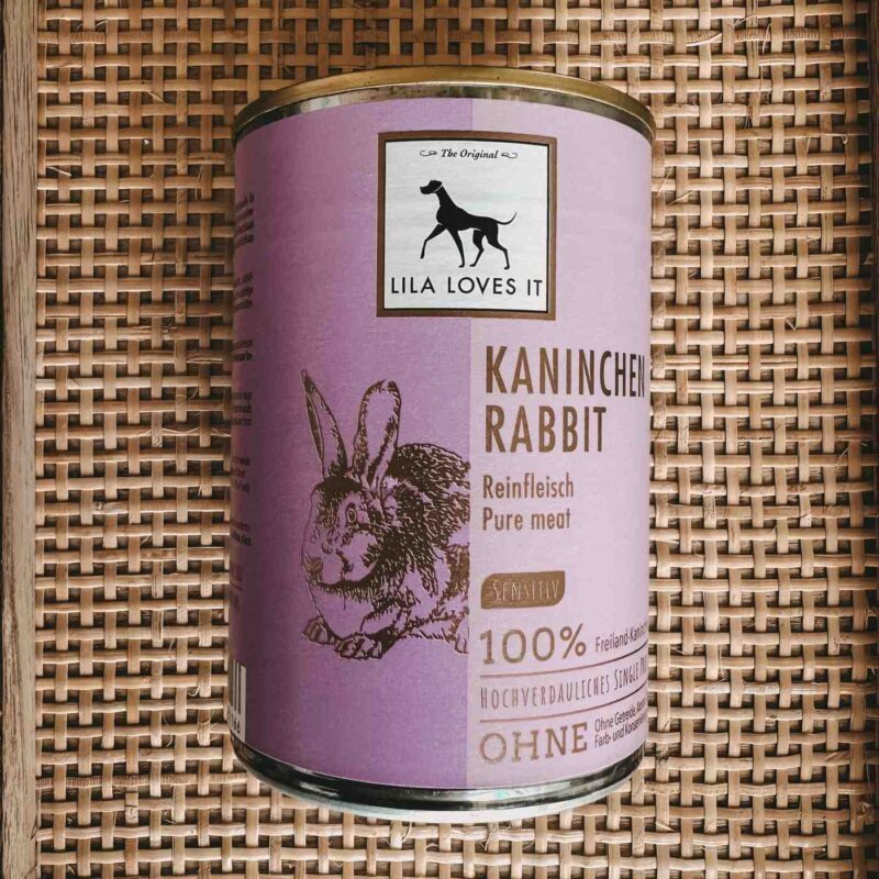 Violette Metall-Dose in elegantem Design für Hundefutter aus Kaninchenfleisch für Allergiker präsentiert auf auf einem beigen Bast-Hintergrund | LILA LOVES IT "Reinfleisch Kaninchen"